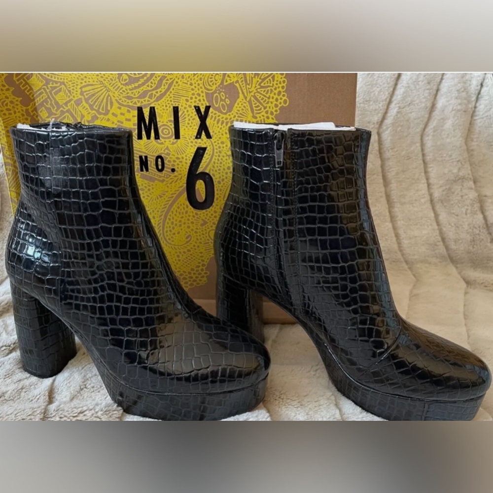 NIB Mix No. 6 Ena Black Glossed Faux Crocodile Platform Boots 8M